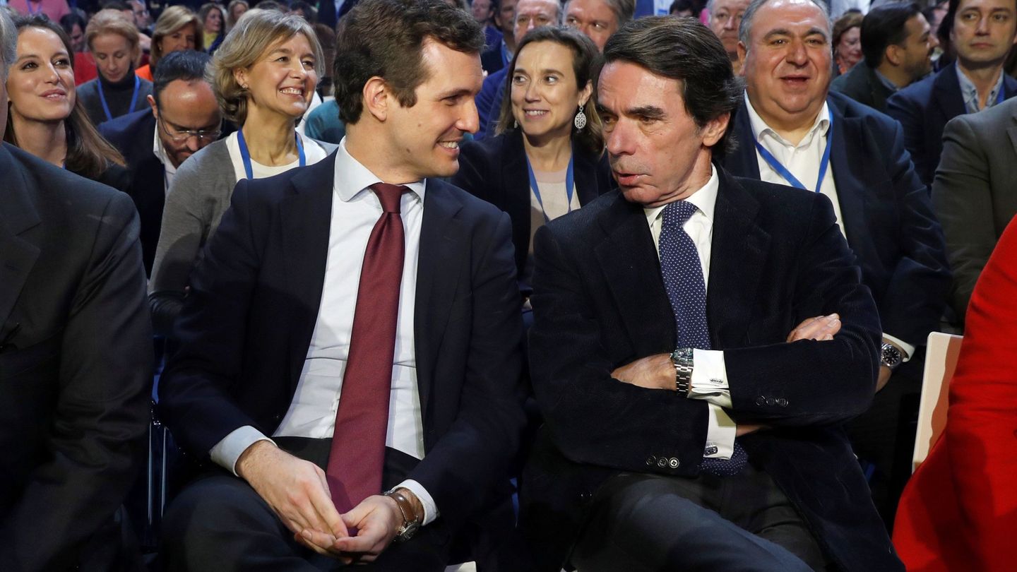 Aznar ha pasado buena parte de la convención junto a Casado. (EFE)