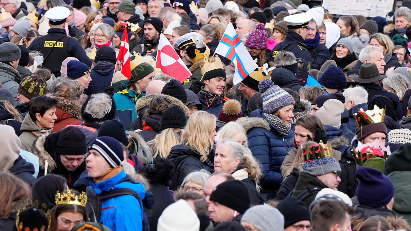 People gather at the Christiansborg Palace Square, on the day Denmark's Queen Margrethe abdicates after a reign of 52 years and her elder son, Crown Prince Frederik, ascends the throne as King Frederik X in Copenhagen, Denmark, January 14, 2024. Ritzau Scanpix Bo Amstrup via REUTERS    ATTENTION EDITORS - THIS IMAGE WAS PROVIDED BY A THIRD PARTY. DENMARK OUT. NO COMMERCIAL OR EDITORIAL SALES IN DENMARK.