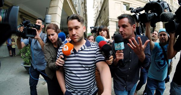 Foto: José Ángel 'El Prenda', uno de los componentes de La Manada, se presenta ante al juzgado de guardia de Sevilla para firmar. (EFE)
