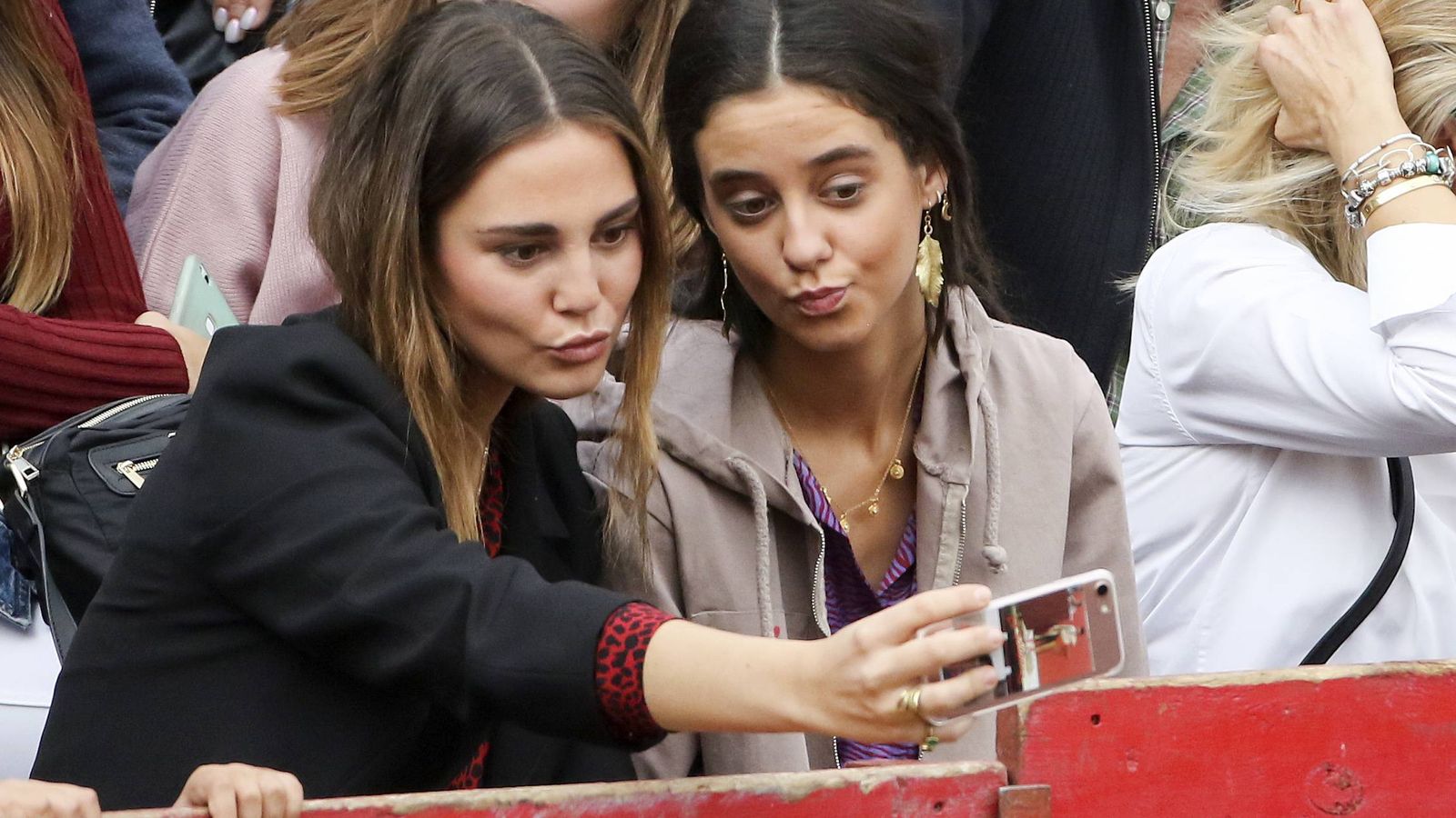 Foto:  Victoria Federica, haciéndose un selfie con una amiga. (Cordon Press)