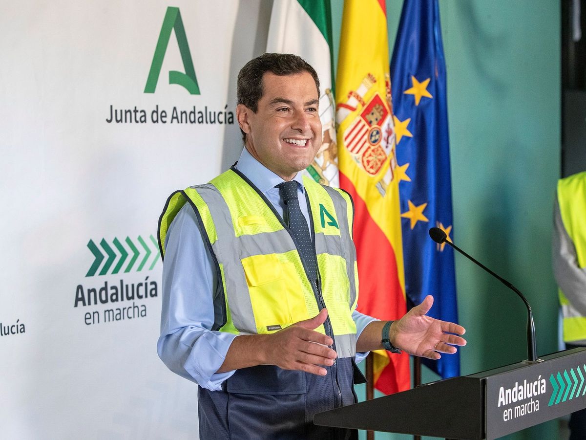 Foto: El presidente andaluz, Juanma Moreno, en su visita a unas obras en Puerto Real. (EFE/Román Ríos)