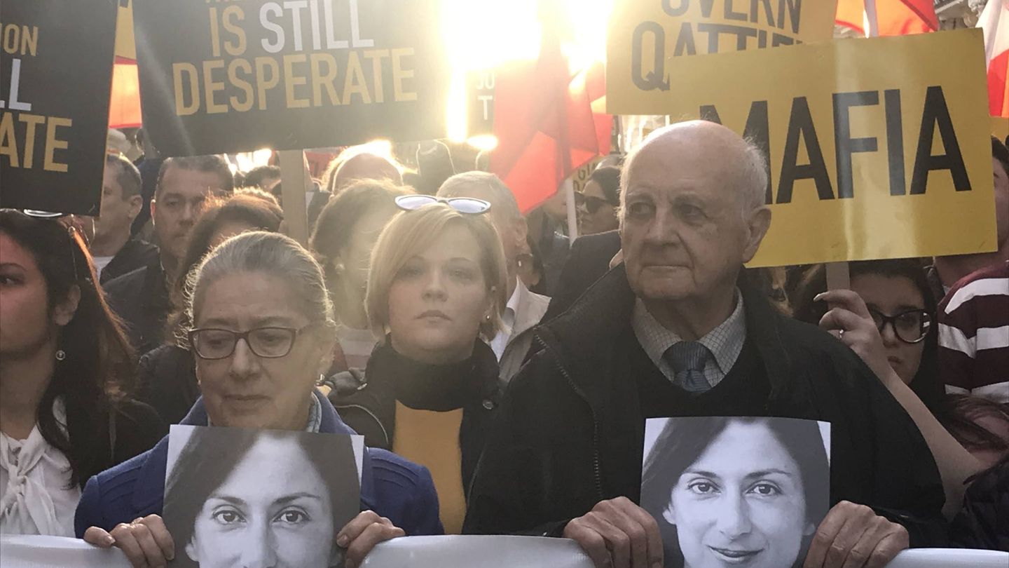 Los padres de Daphne Caruana en la manifestación del domingo. (Javier Brandoli)