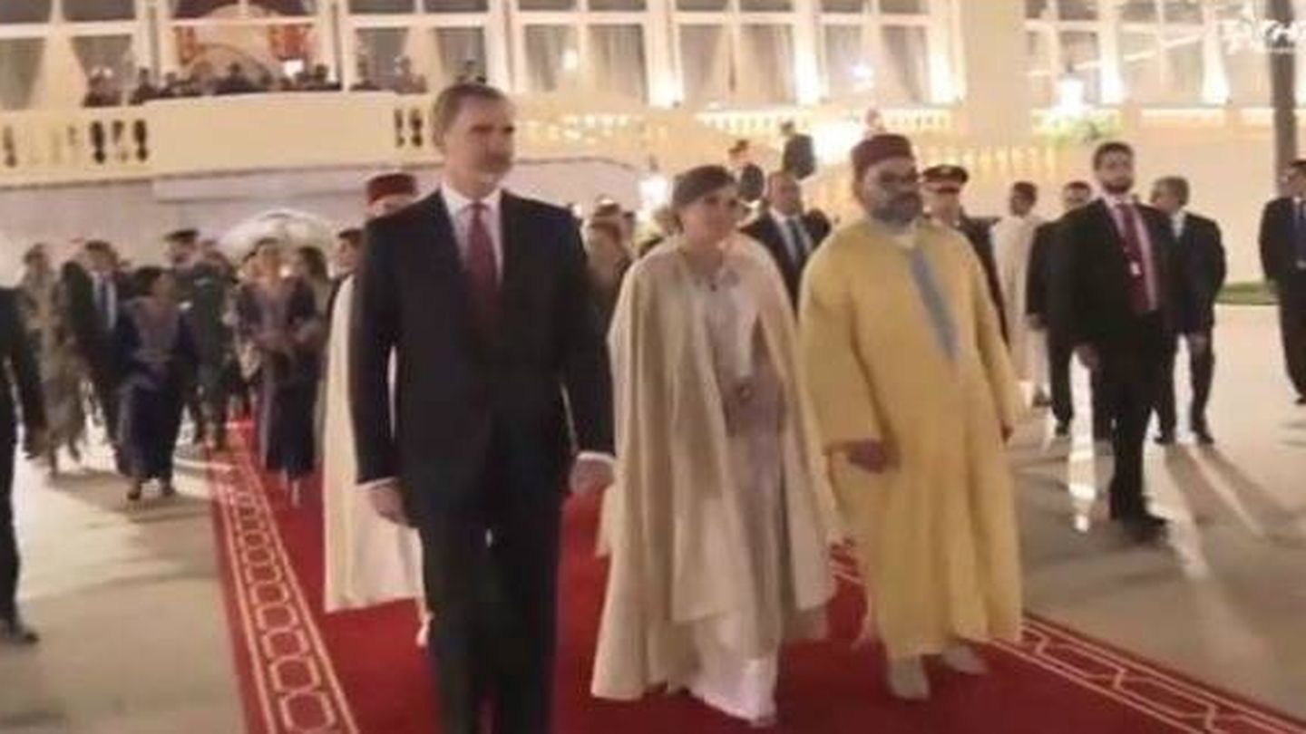  La Reina con la capa de Mohamed VI. 