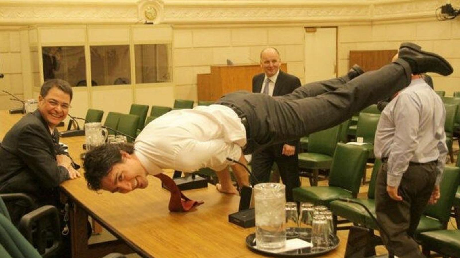 Foto: Justin Trudeau, primer ministro de Canadá, practicando yoga en 2013 (Foto de Gregory Kolz publicada en Twitter)