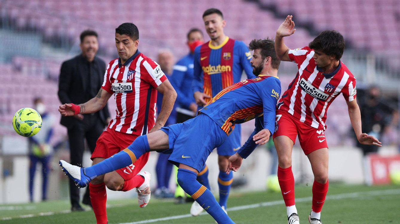 Foto: Piqué pelea un balón ante Suárez y Joao Félix. (Reuters)