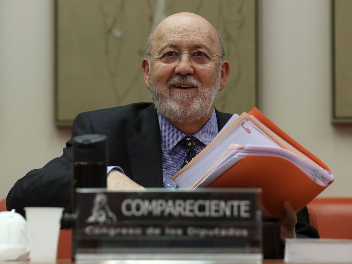 Foto: El presidente del Centro de Investigaciones Sociológicas, José Felix Tezános, comparece en la Comisión Constitucional del Congreso. (EFE)