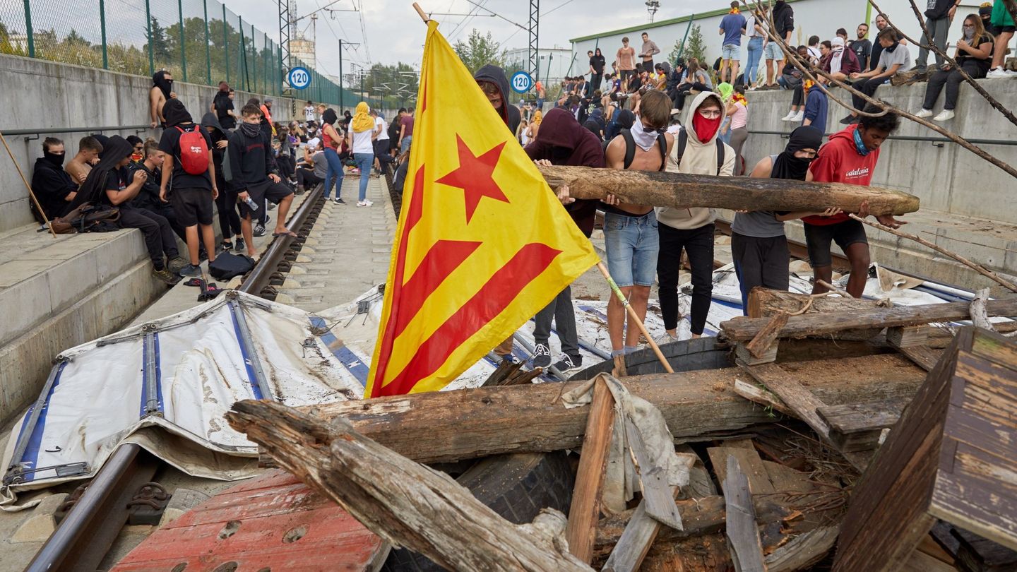 Manifestantes irrumpen en las vías del tren en Girona para impedir el paso. (EFE)