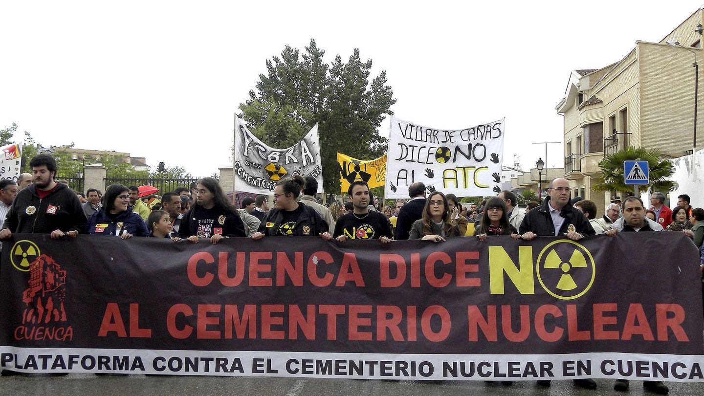 Manifestación en Tarancón, contra el cementerio nuclear de Villar de Cañas (Cuenca). (EFE/Santiago Torralba)