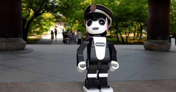 Foto: El minirrobot humanoide japonés Robohon ejercerá de guía turístico en Kioto. (EFE)