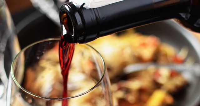 El vino tinto puede ser un excelente compañero del pescado.