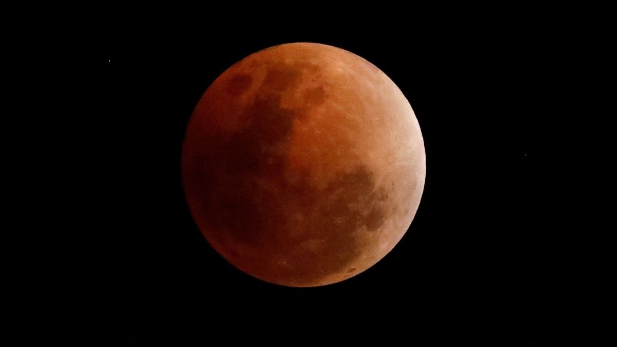 Cómo ver la 'Luna Roja', el eclipse lunar más largo del siglo, a simple vista o en 'streaming'