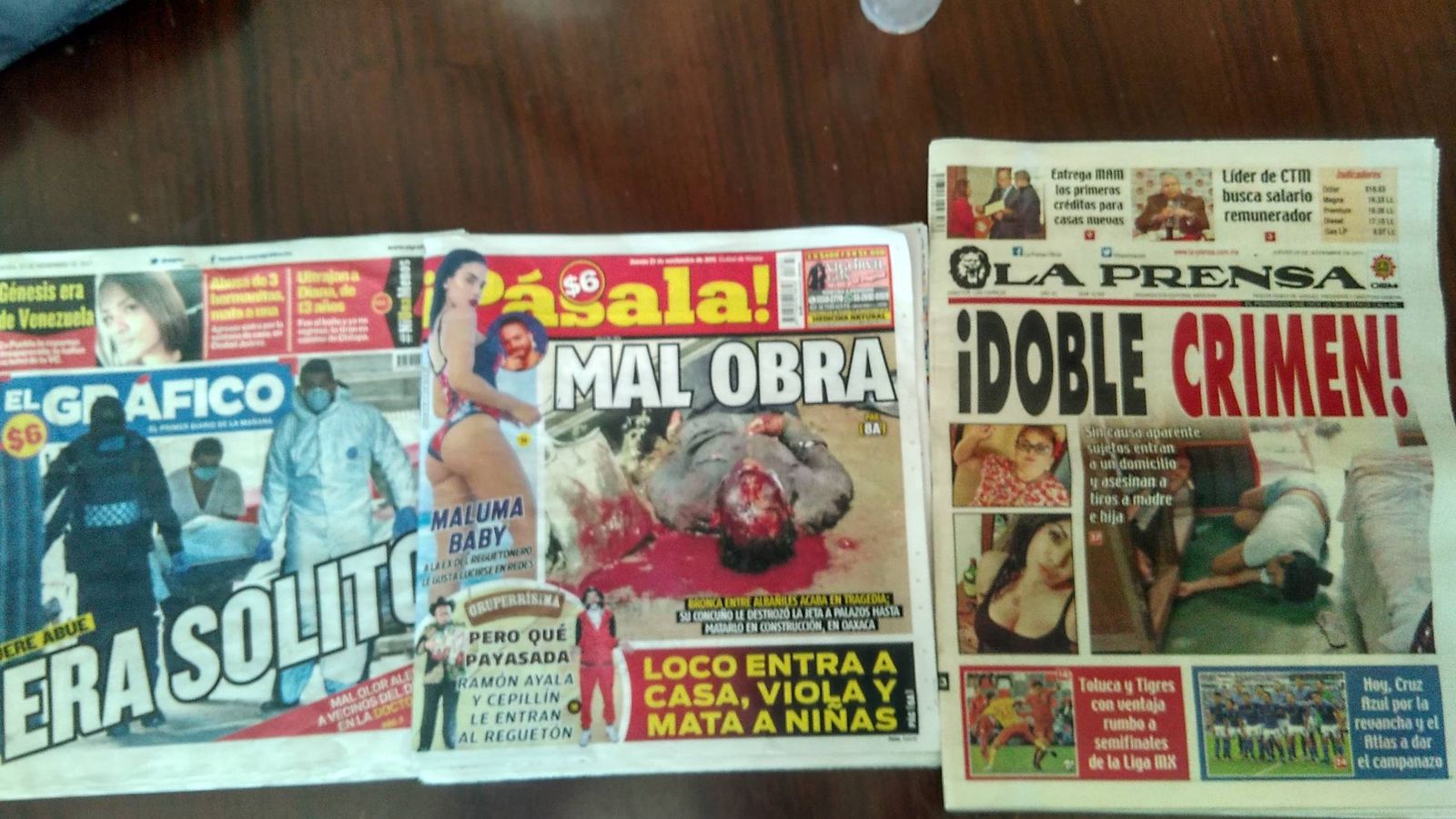 Foto: Portadas de varios diarios de "nora roja", el género más popular de México. (A. Espallargas)