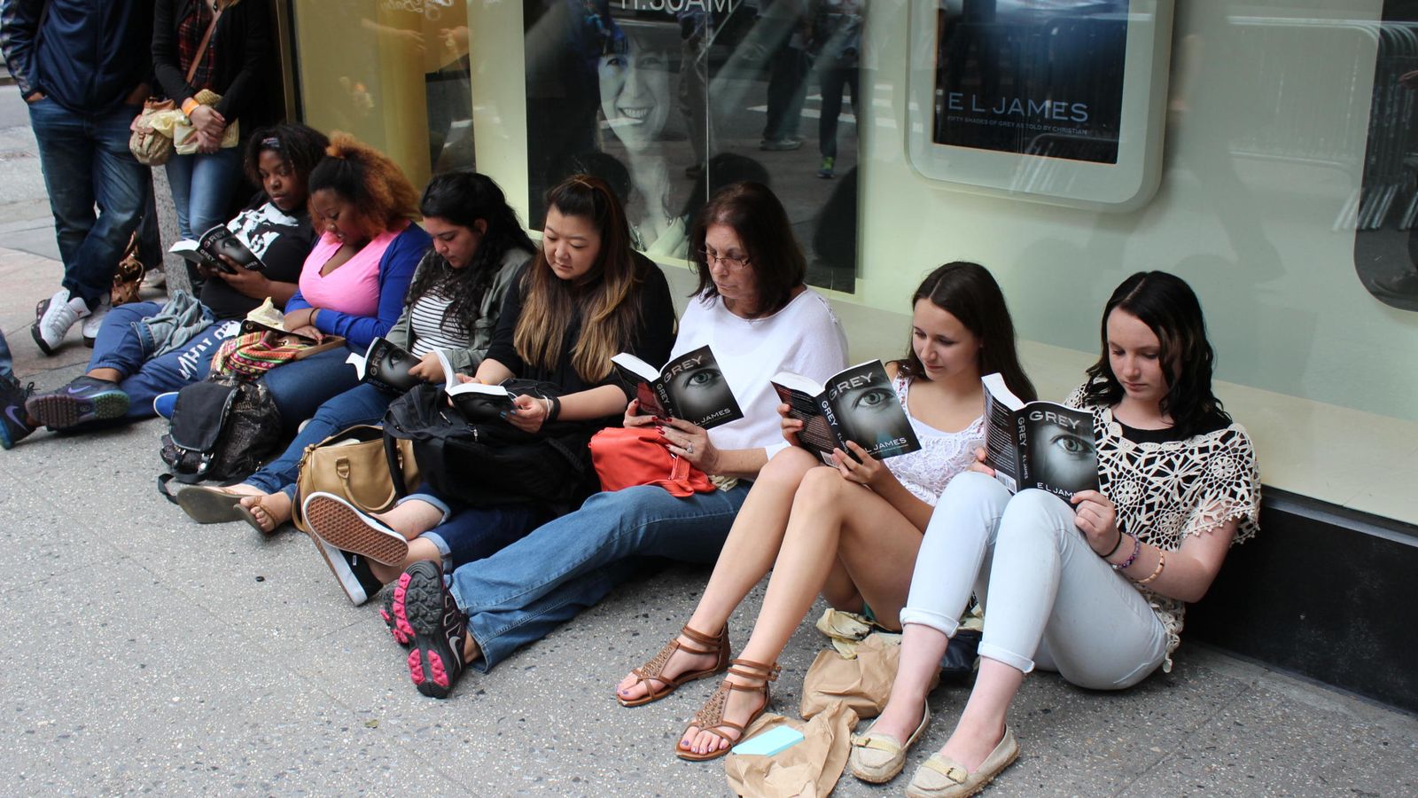 Foto: Adolescentes leyendo la saga 'Cincuenta sombras de Grey' (EFE)