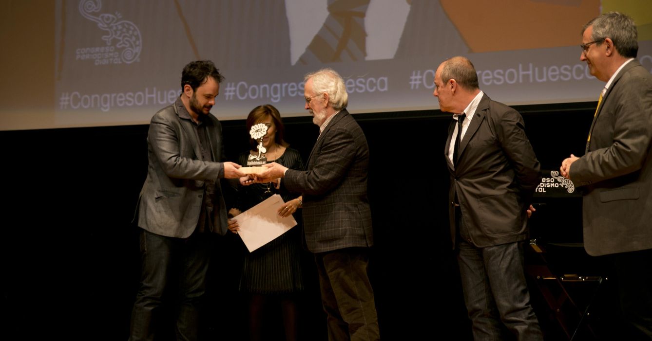 Alberto Sicilia recoge el premio Blasillo de manos de Forges. (Foto: TIE Comunicación/Congreso Periodismo)
