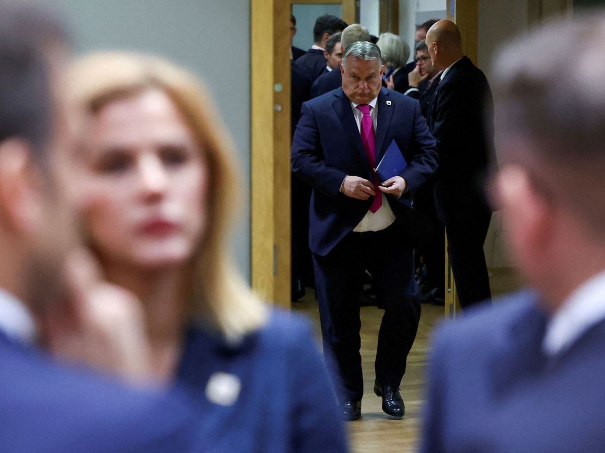 Foto: El primer ministro húngaro, Viktor Orban, camina mientras asiste a una cumbre de líderes de la Unión Europea. (Reuters / Yves Herman)