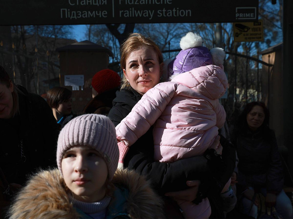 Foto: Desplazados ucranianos llegan a una estación de tren de Lviv. (Getty/Joe Raedle)