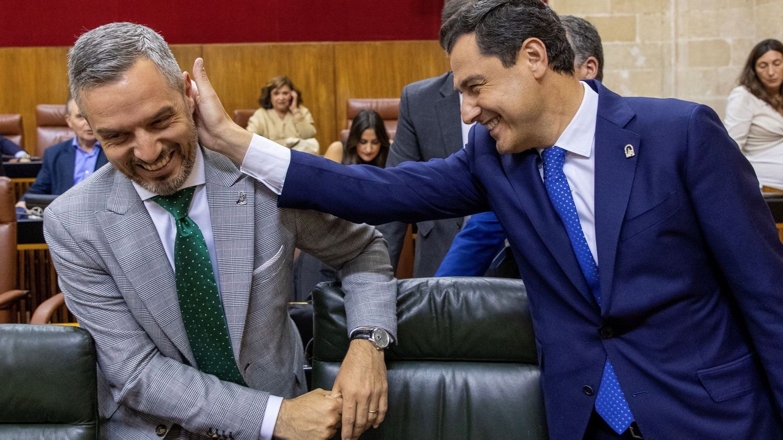 Foto: El presidente de la Junta de Andalucía, Juanma Moreno, bromea con el consejero de Hacienda, Juan Bravo. (EFE)