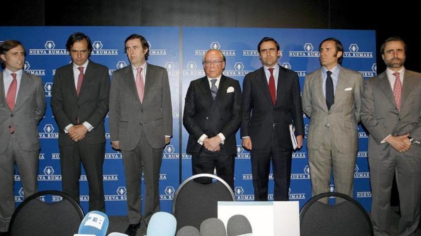 Ruiz-Mateos y sus hijos, anunciando el concurso de acreedores de Nueva Rumasa. (Gtres)