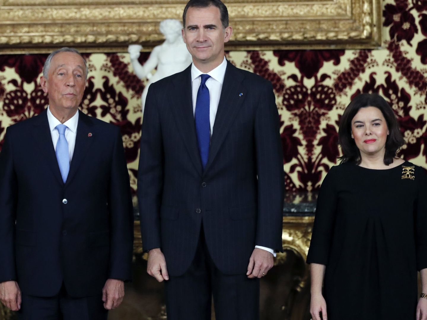 Soraya Sáenz de Santamaría con el Rey y el presidente de Portugal (Efe)