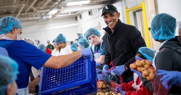 Foto: Barack Obama, un voluntario más embolsando patatas (Foto: Obama Foundation)