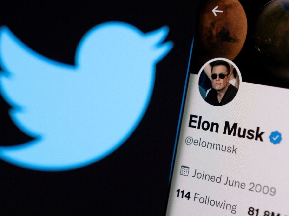 Foto: FILE PHOTO: Elon Musk's twitter account is seen on a smartphone in front of the Twitter logo in this photo illustration taken, April 15, 2022. REUTERS Dado Ruvic Illustration File Photo