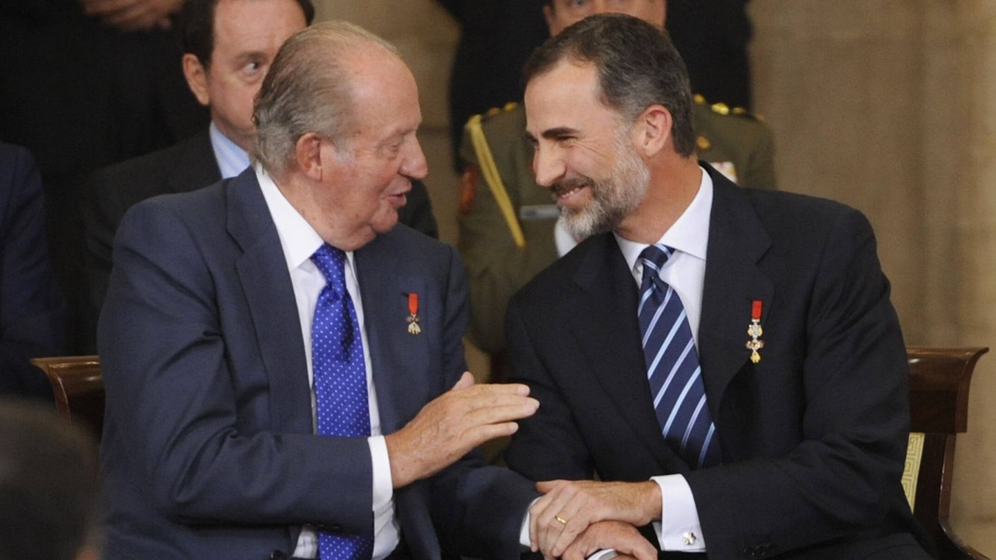 Felipe VI y don Juan Carlos, en una imagen de archivo. (Getty/Pool/Ricardo García)