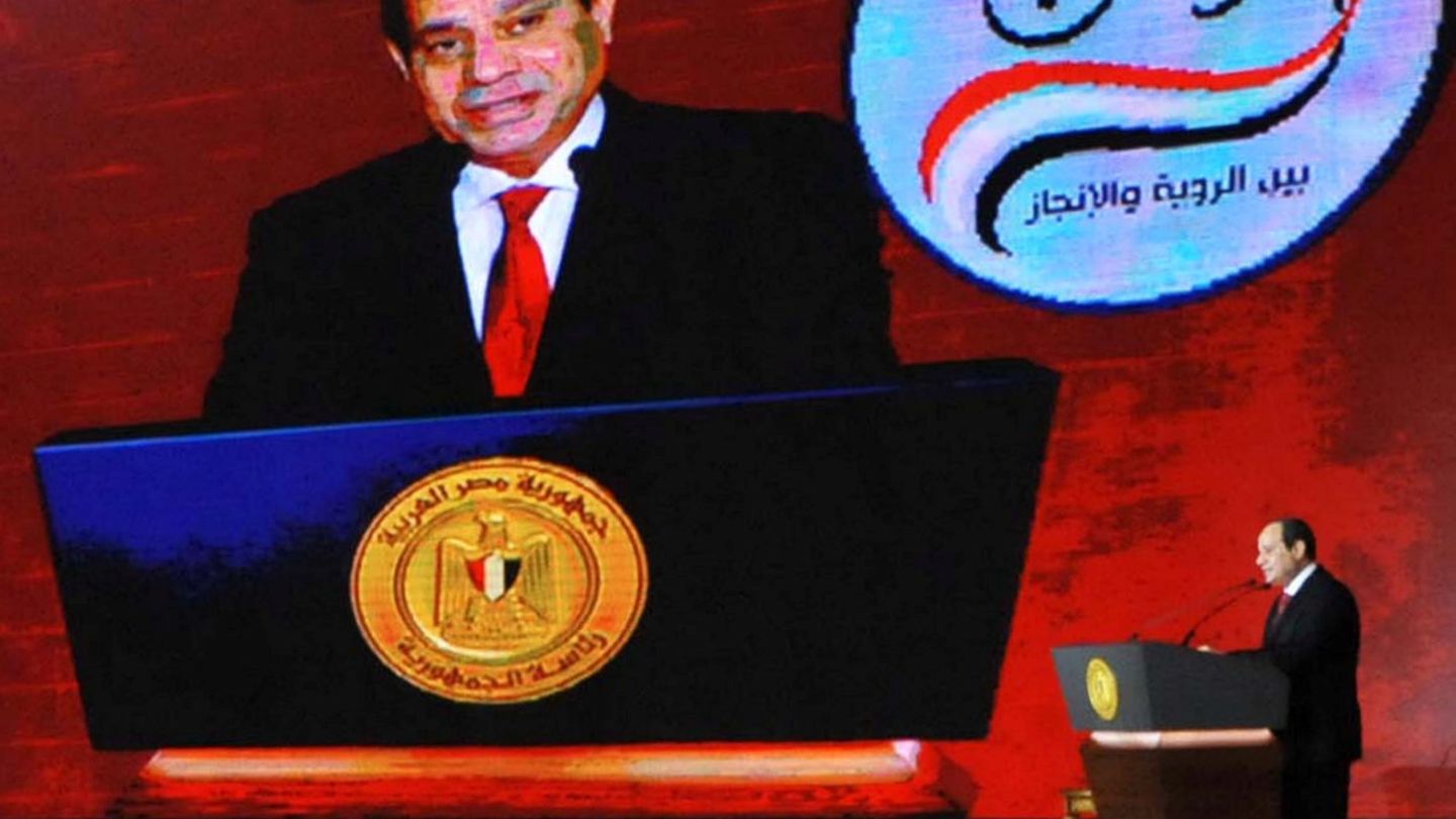 El presidente Abdel Fatah el Sisi anuncia su intención de presentarse a un nuevo mandato durante una conferencia, el pasado 19 de enero en El Cairo. (Reuters)