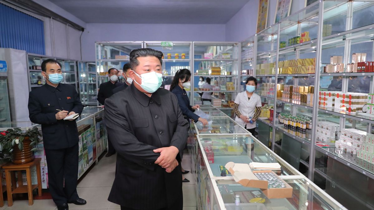 Kim Jong-un moviliza al Ejército tras registrar casi 400.000 casos de covid en 24 h 