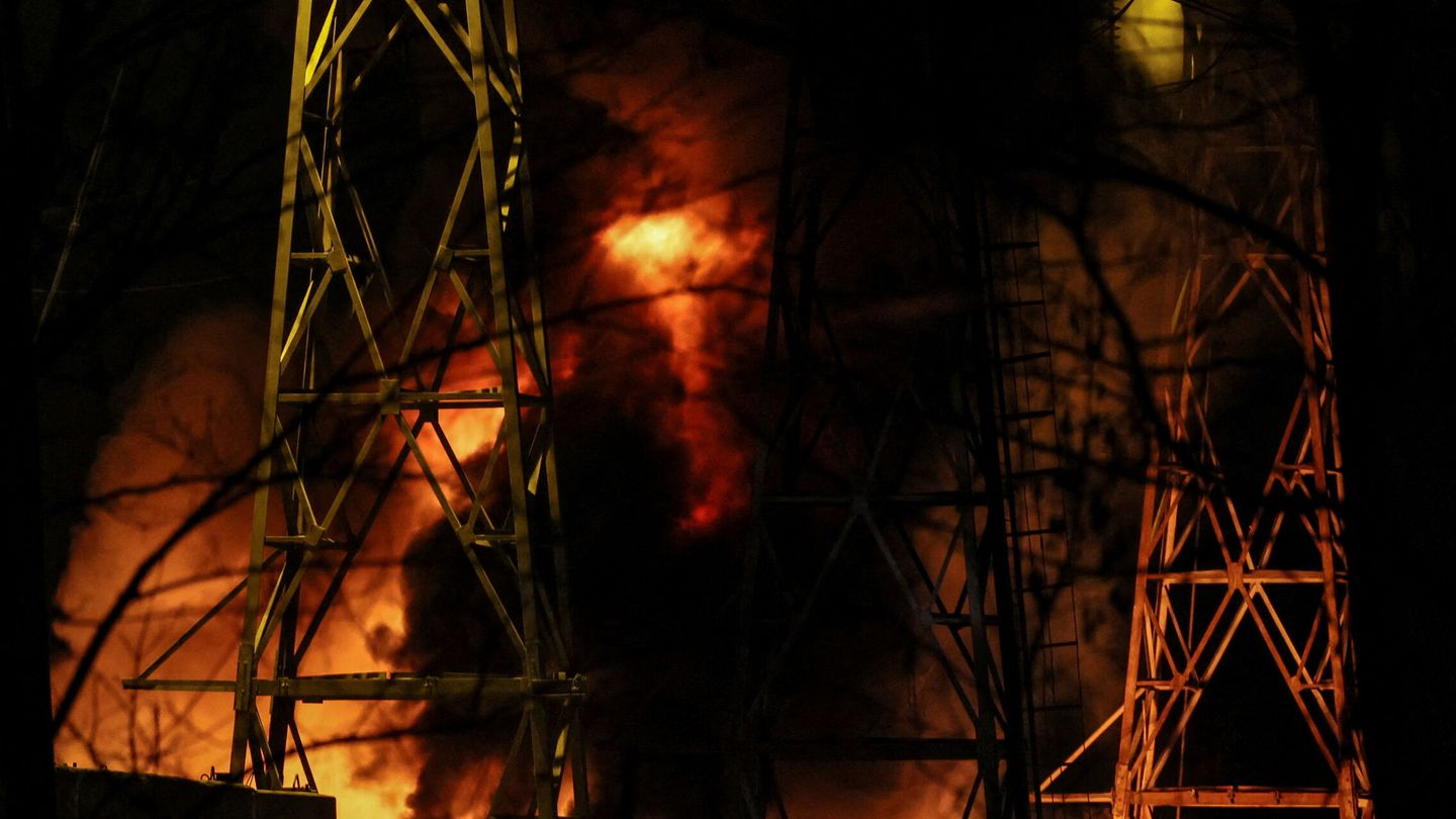Un dron ataca una torre eléctrica en Kiev. (Reuters)