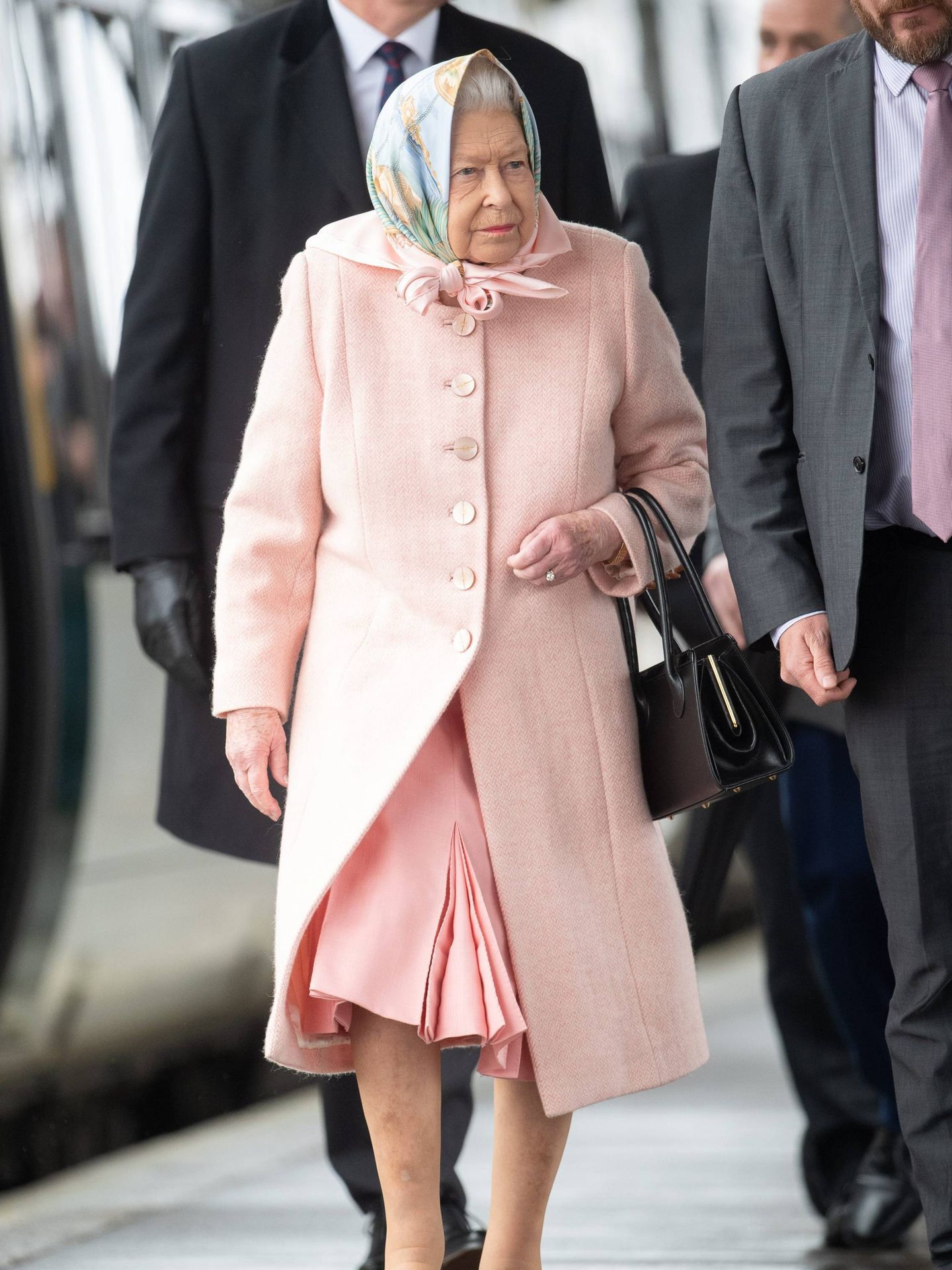 La reina Isabel, a su llegada a la estación de tren de Norfolk. (Cordon Press)