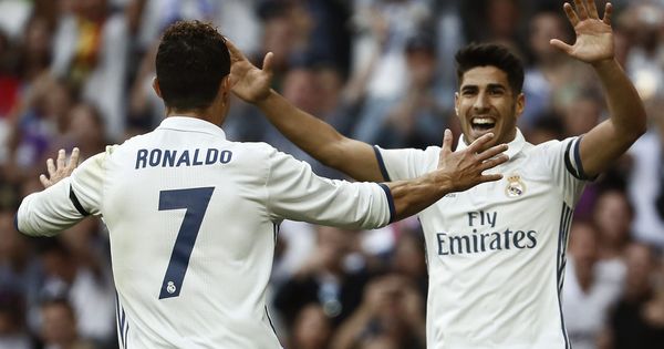 Foto: Cristiano Ronaldo y Marco Asensio celebran un gol con el Real Madrid. (EFE)