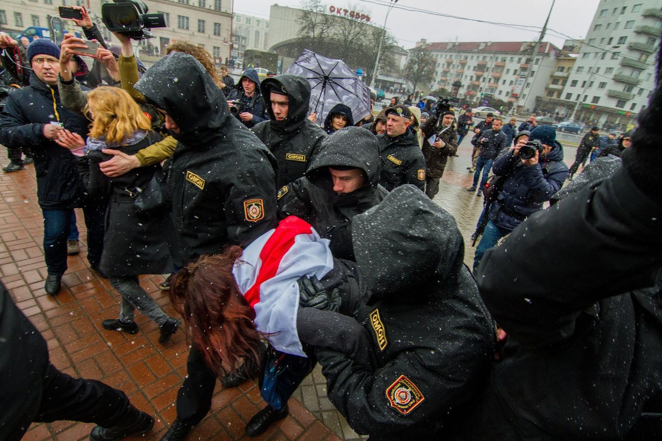 Detención de manifestantes en Minsk, el 25 de marzo de 2017. (Reuters)
