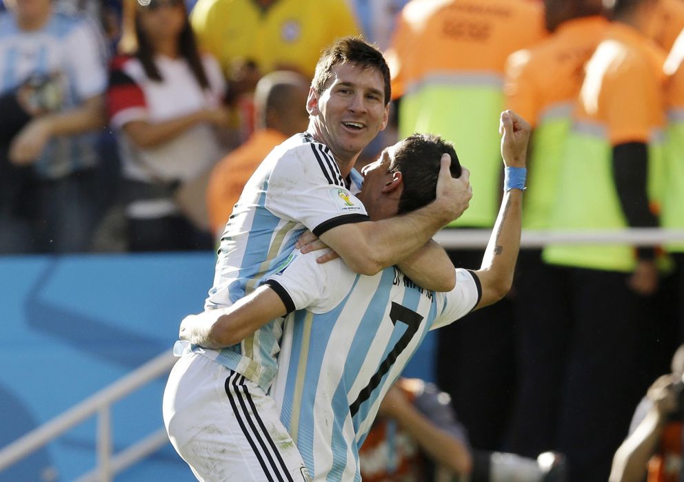 Foto: Messi celebra junto a Di María el agónico triunfo de Argentina ante Suiza en los octavos de final del Mundial. 