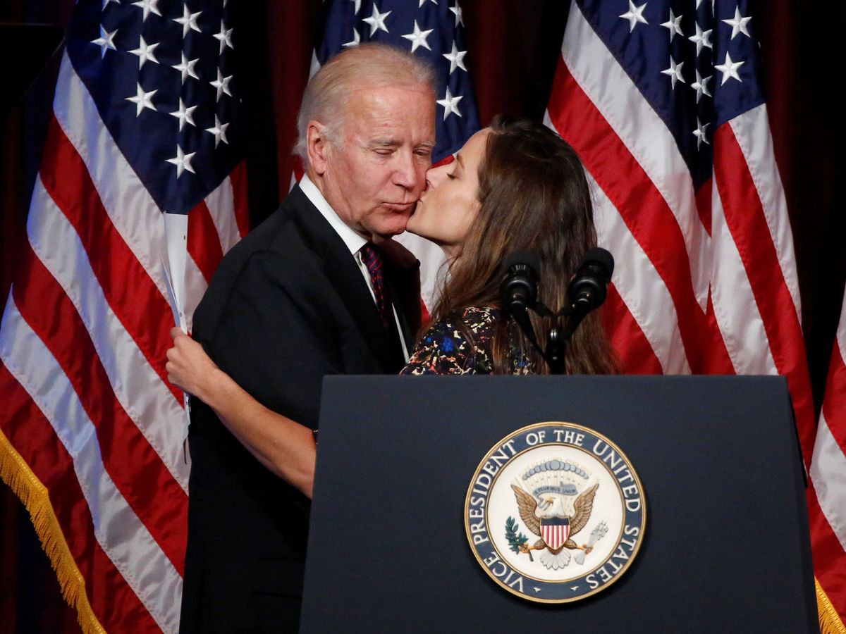 Foto: Ashley Biden besa a su padre, Joe. (Reuters)
