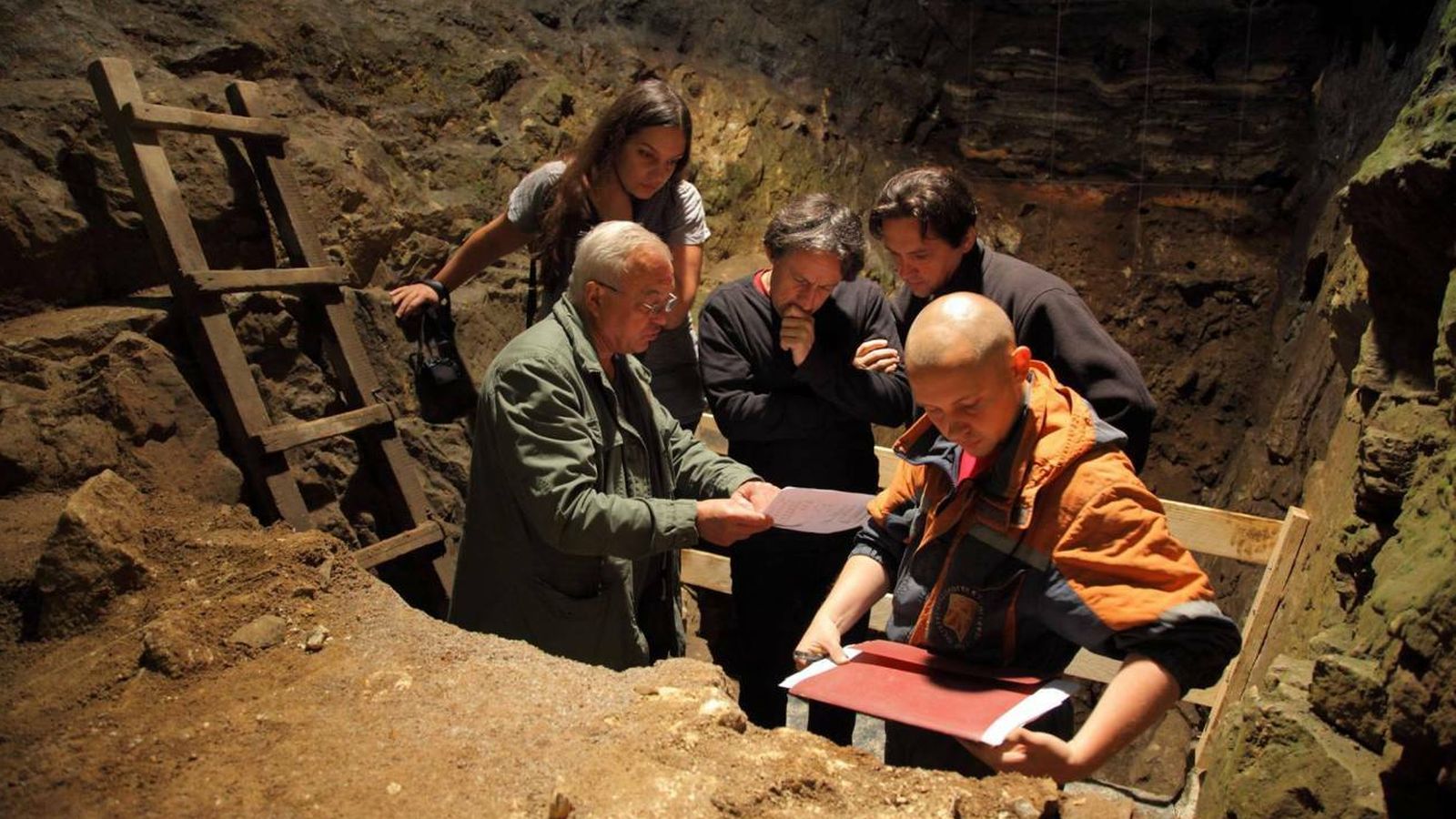 Investigadores en la cámara este de la cueva Denisova. (Sergey Zelinski, Academia de Ciencias de Rusia)