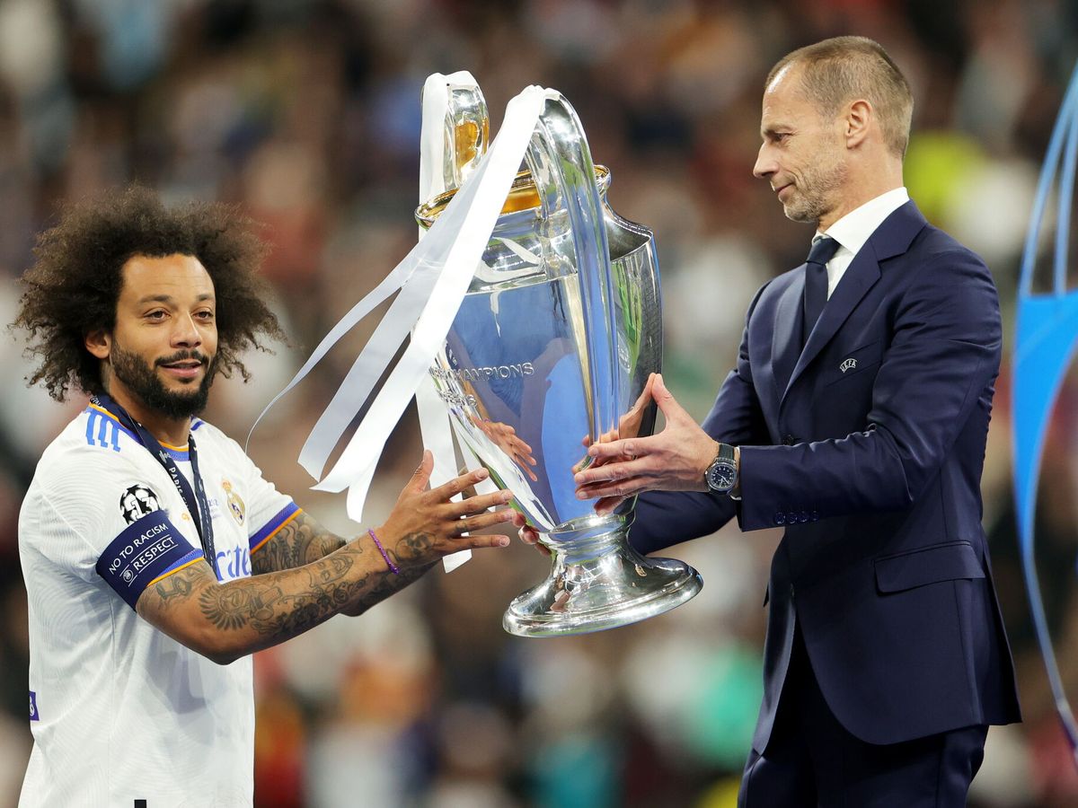 Foto: Marcelo recibe la Copa de Europa de Ceferin. (EFE/Friedemann Vogel)