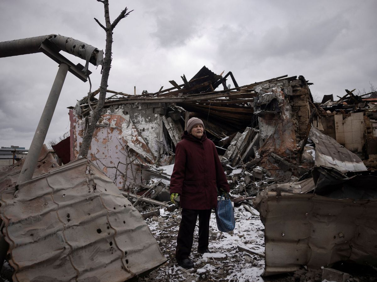 Foto: Una mujer en Selídove, cerca de Avdiivka, entre las ruinas de su casa tras un ataque ruso. (Reuters/Thomas Peter)