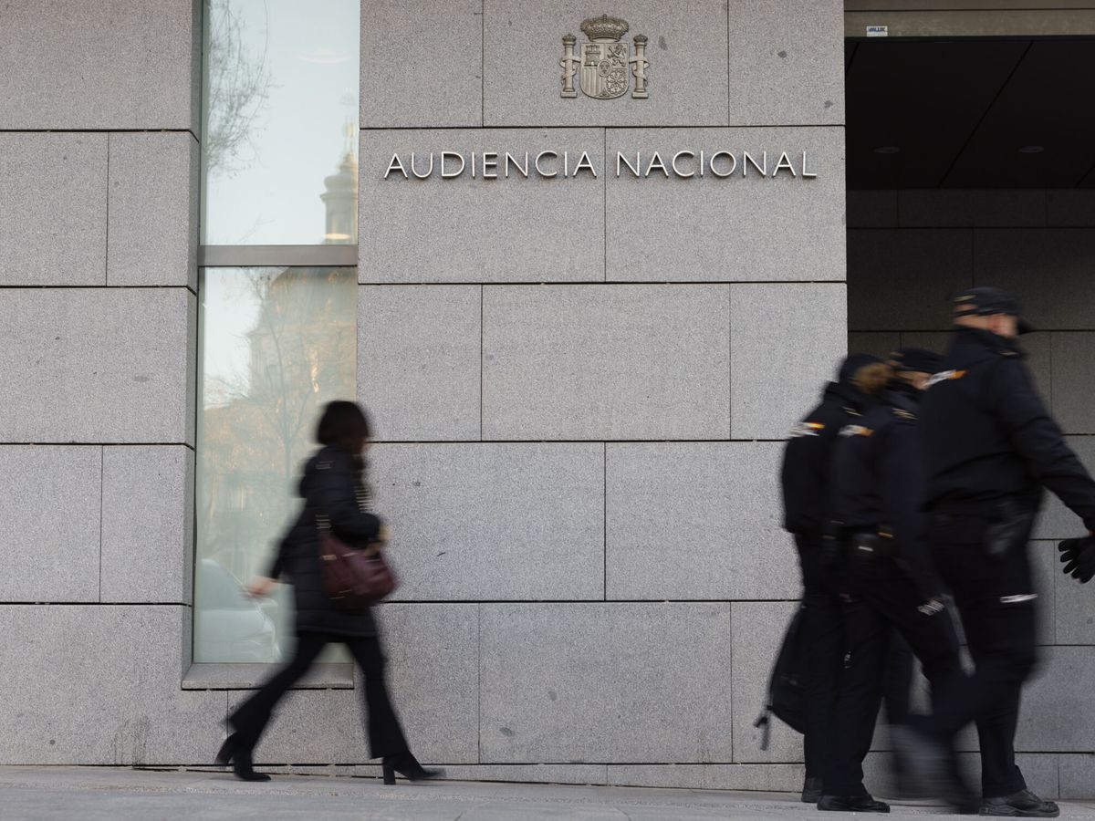 Foto: Un grupo de agentes de la Policía Nacional pasan delante de la entrada a la Audiencia Nacional. (EFE/Sergio Pérez)