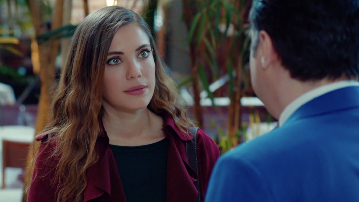 Yildiz regresa a su trabajo en la cafetería para contentar a Zeynep en 'Pecado original'