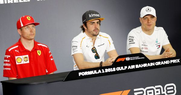 Foto: Fernando Alonso (c) junto a Kimi Raikkonen (i) y Valtteri Bottas (d) este jueves en la rueda de prensa del GP de Baréin. (EFE)