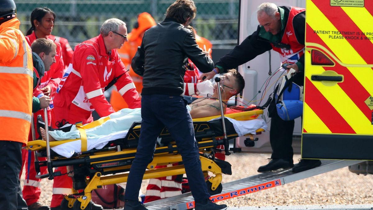 Rabat sufre fracturas múltiples tras ser arrollado por otra moto en Silverstone