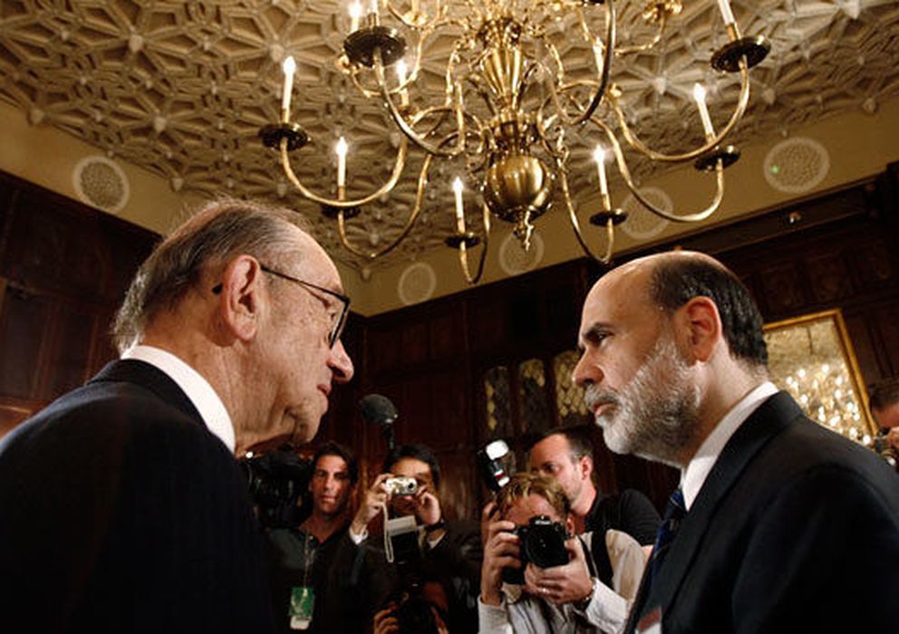 Foto: El actual presidente de la Fed, Ben Bernanke (dcha), y su antecesor, Alan Greenspan (izq). / REUTERS