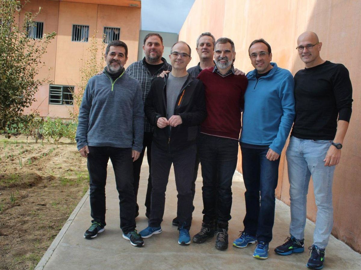 Foto: Imagen capturada de la cuenta oficial de Òmnium Cultural de Twitter de los siete dirigentes independentistas presos en la cárcel de Lledoners. (EFE)