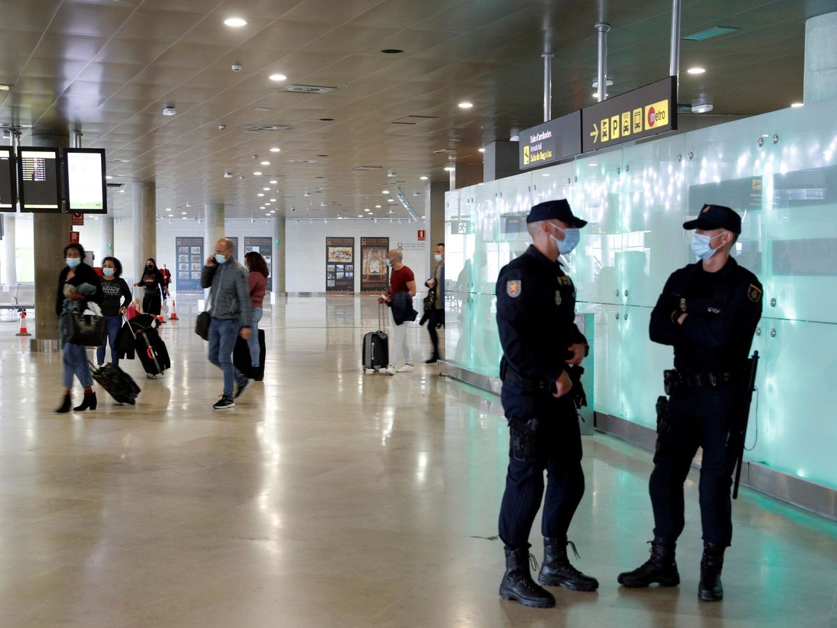 Foto: La mujer fue interceptada en el aeropuerto cuando regresaba a su país (EFE/Manuel Bruque)