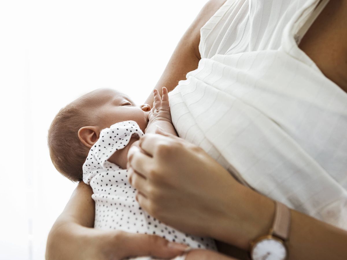 Foto: Una mujer amamanta a un bebé. (iStock)