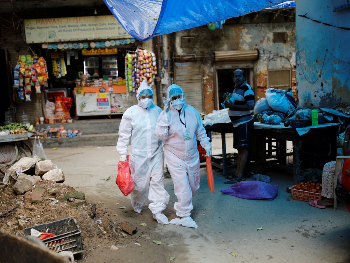 Foto: Trabajadores sanitarios en Nueva Deli. (Reuters)