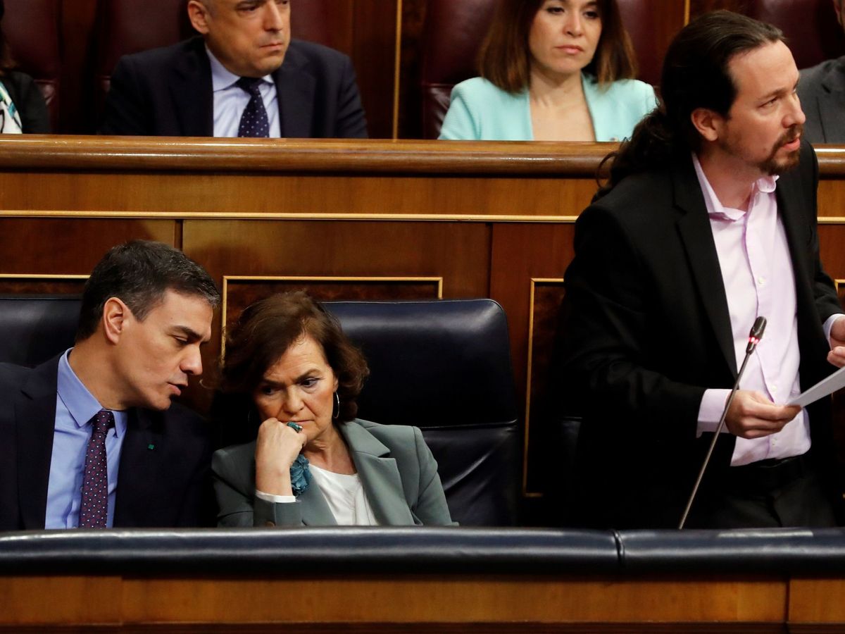 Foto: Pedro Sánchez y Carmen Calvo conversan durante la intervención de Pablo Iglesias en la sesión de control de este 19 de febrero en el Congreso. (EFE)