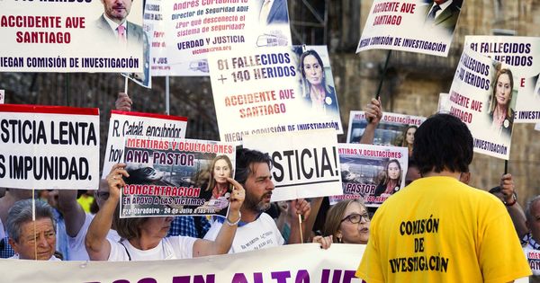 Foto: Las víctimas del accidente del Alvia se concentran en la plaza del Obradoiro para pedir justicia y exigir responsabilidades en el tercer aniversario. (EFE)