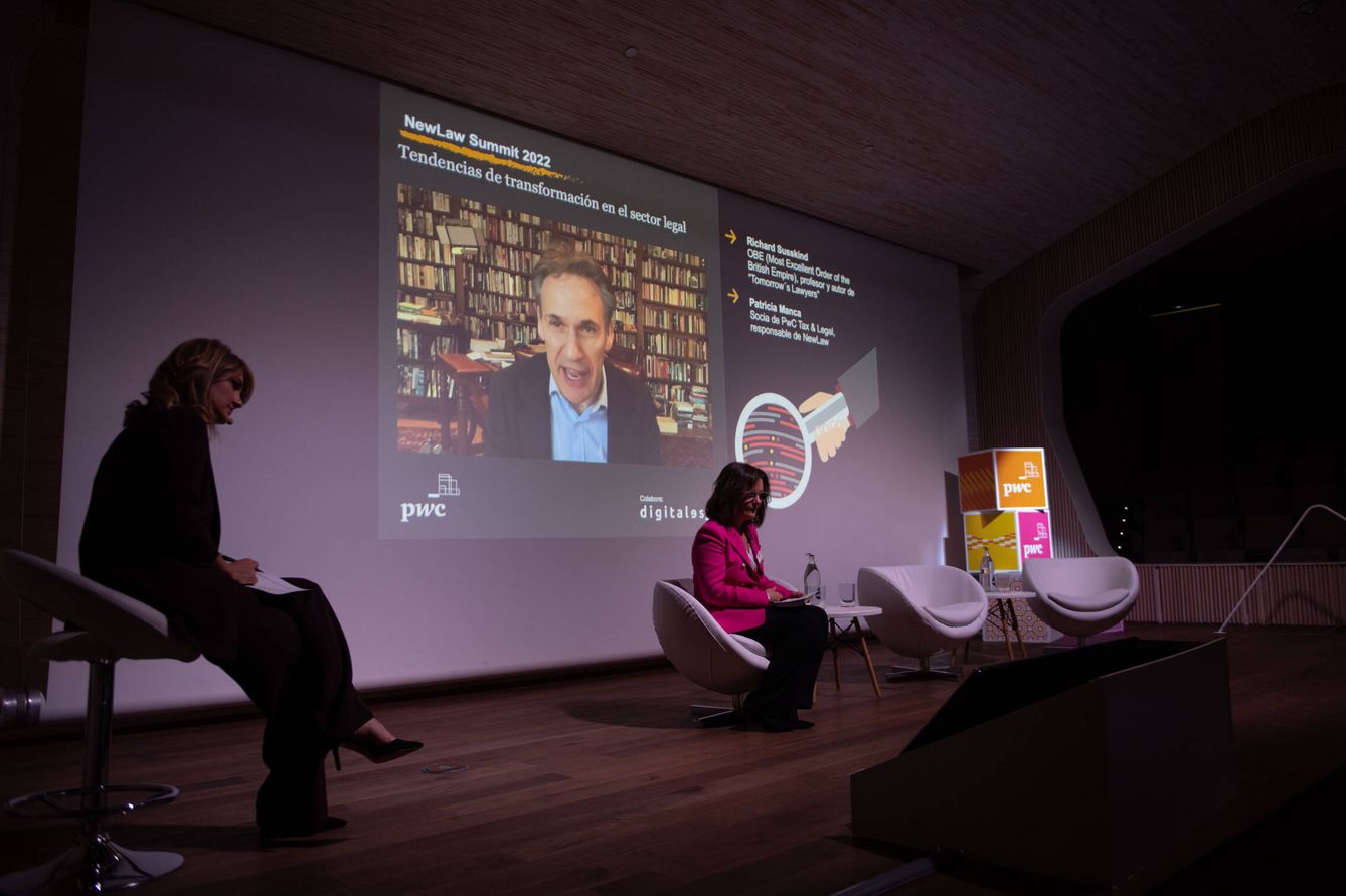 En la pantalla, Richard Susskind, profesor y autor del libro 'Tomorrow’s Lawyers'. (Carmen Castellón) 