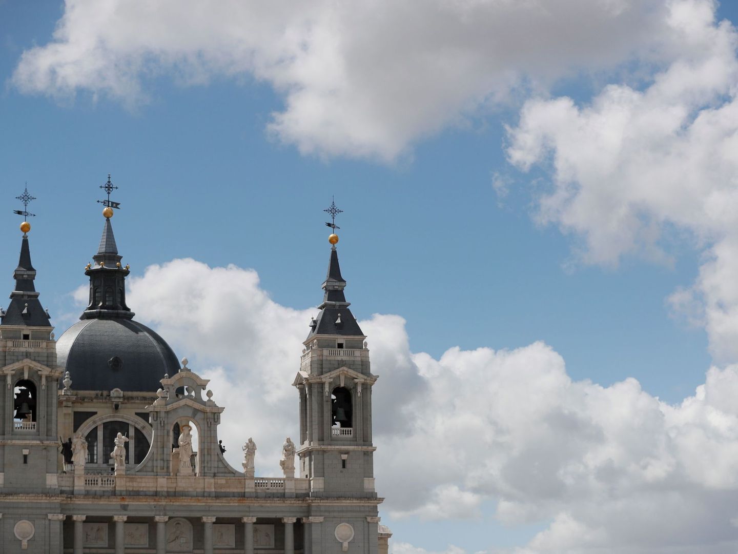Campanarios y cúpula de la catedral de la Almudena. (EFE)